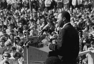 Photo de Martin Luther King lors de son célèbre discours en public