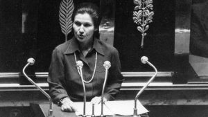 Photo de Simone Veil lors d'une prise de parole en public, à l'assemblée générale